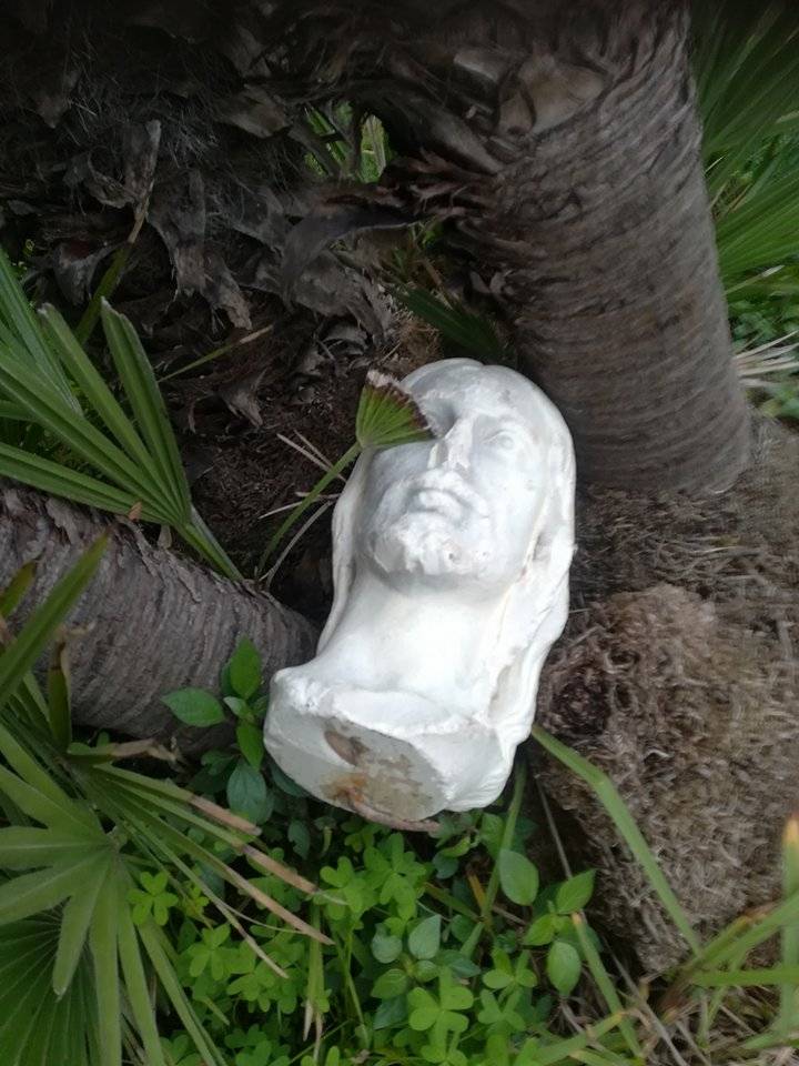 Decapitata la statua del Cristo, la testa gettata tra le palme