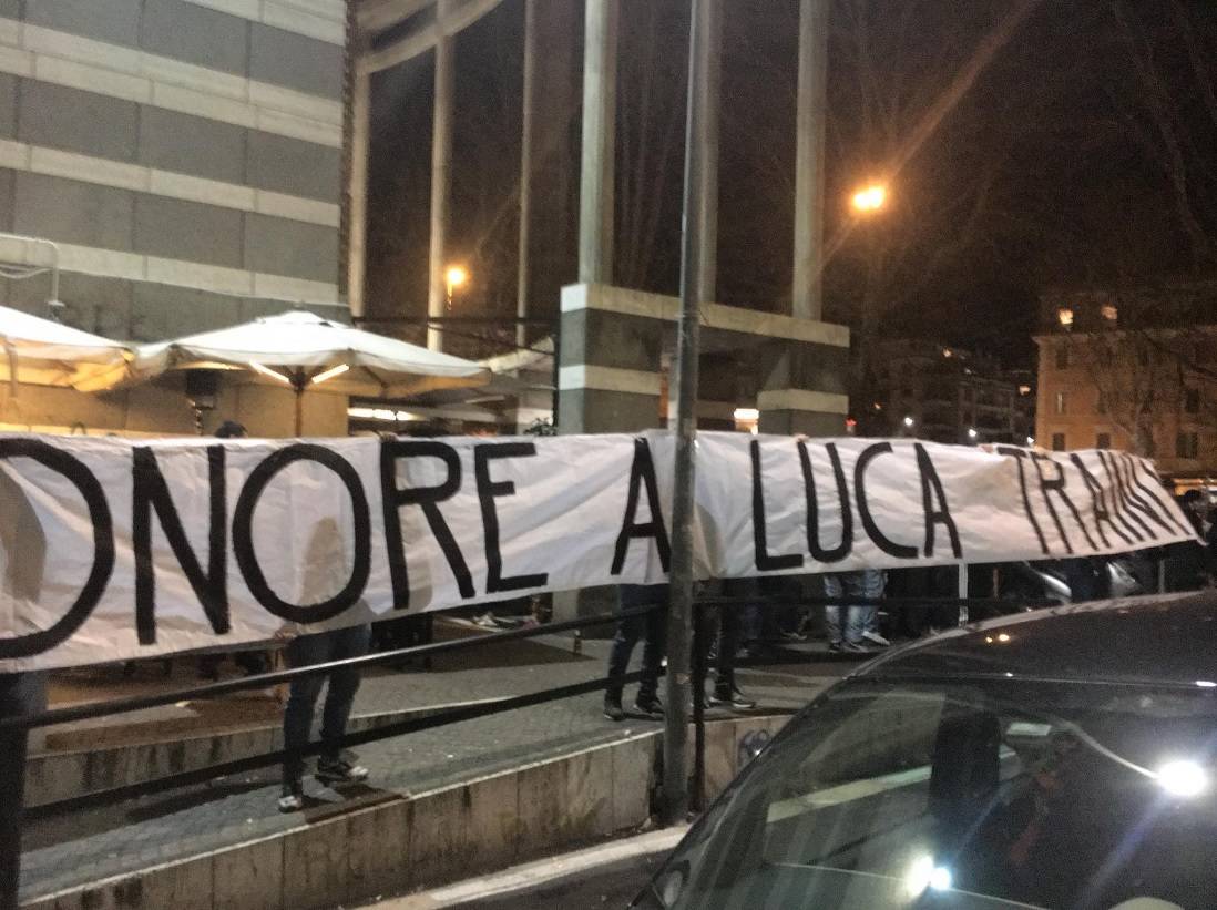 Striscione a Ponte Milvio: "Onore a Luca Traini". E l'Anpi attacca: "Vergogna"