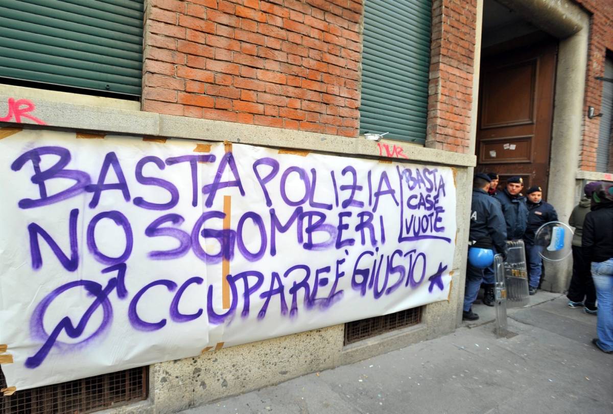 Milano, murale anti-polizia: "Difendiamoci e resistiamo agli sgomberi di via Gola"