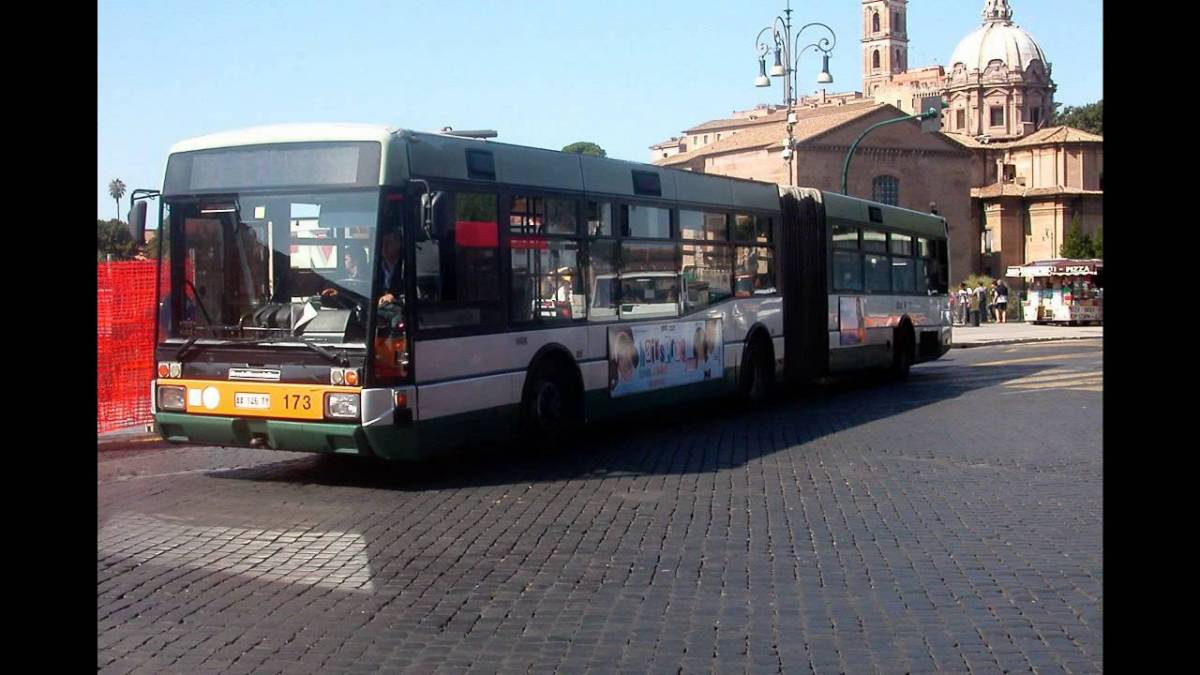 Roma, fermato un bus pubblico: viaggiava senza assicurazione