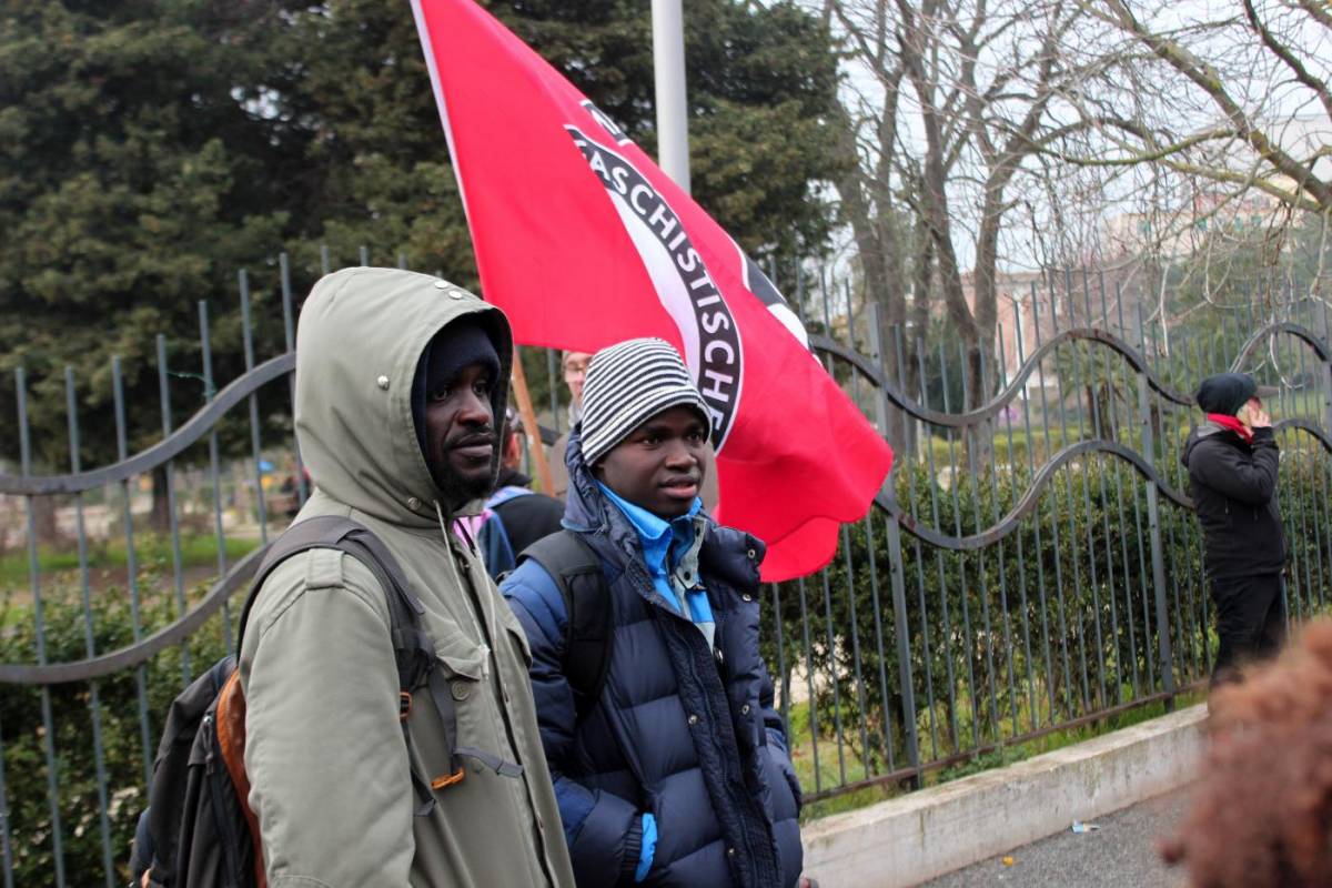 Sfilata antifascista a Macerata: in testa al corteo c'è la Kyenge