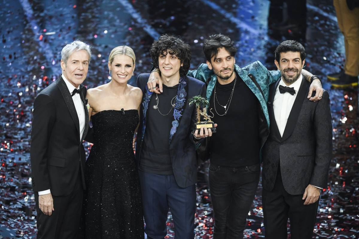 Sanremo, Meta-Moro trionfano alla finale da 12 mln di spettatori