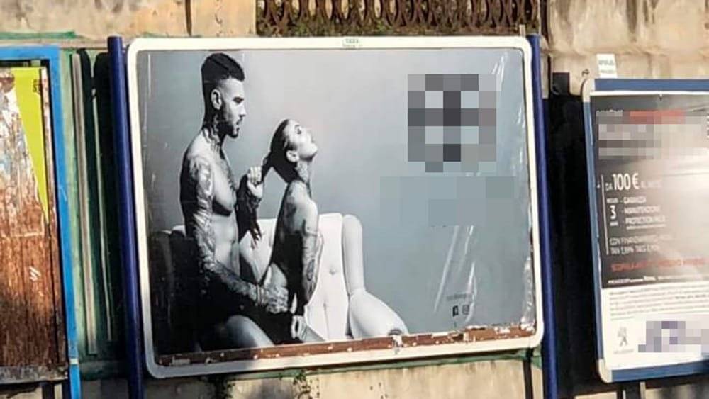 Napoli, pubblicità con scene di sesso davanti all’ospedale pediatrico