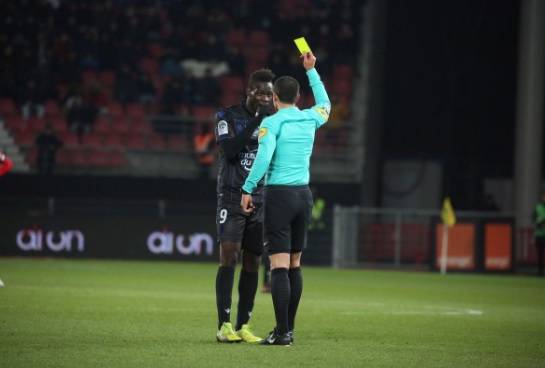 Francia, scandalo in Ligue 1: cori razzisti a Balotelli, l'arbitro lo ammonisce