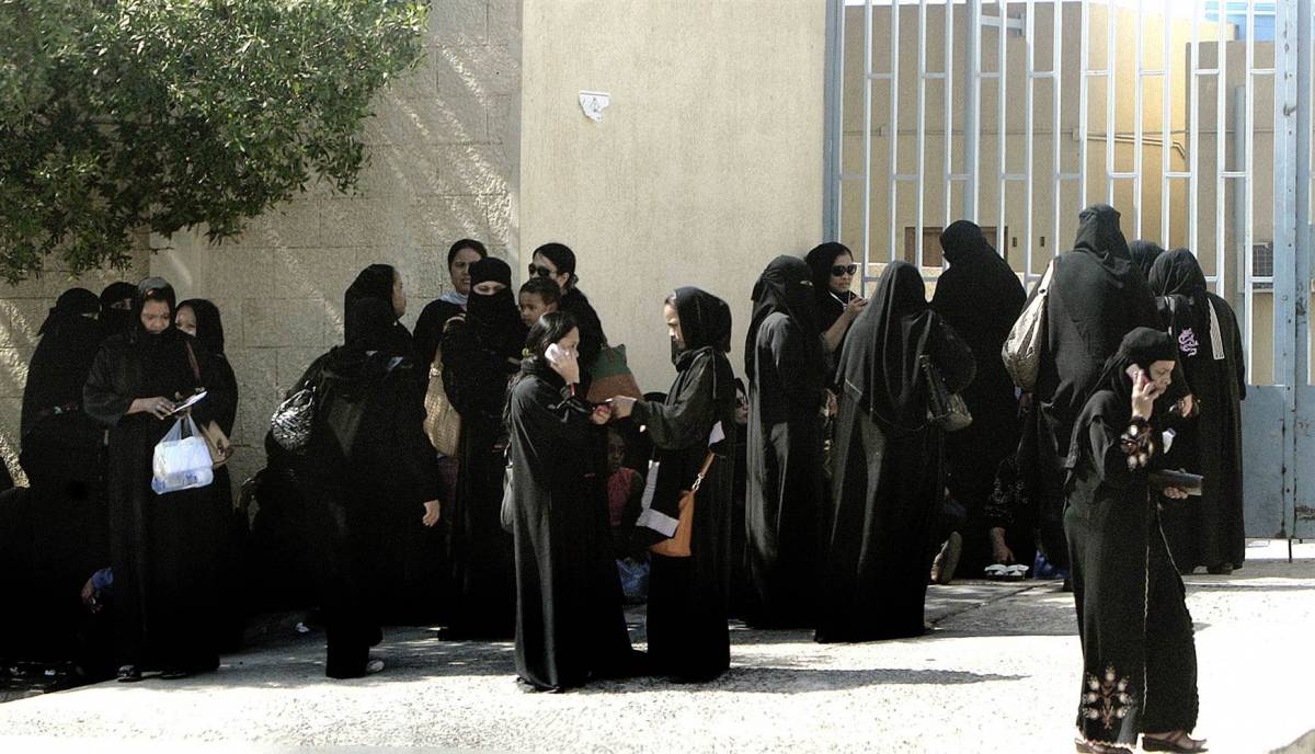 Arabia Saudita, nuove riforme di MbS: "Niente abaya e parità di salario"
