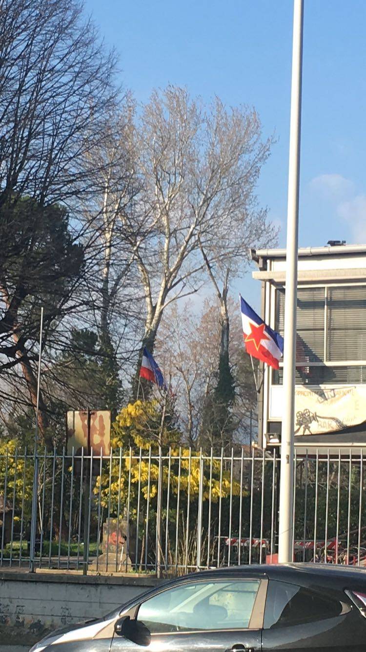 Foibe, sfregio del centro sociale: "Esposta bandiera jugoslava"