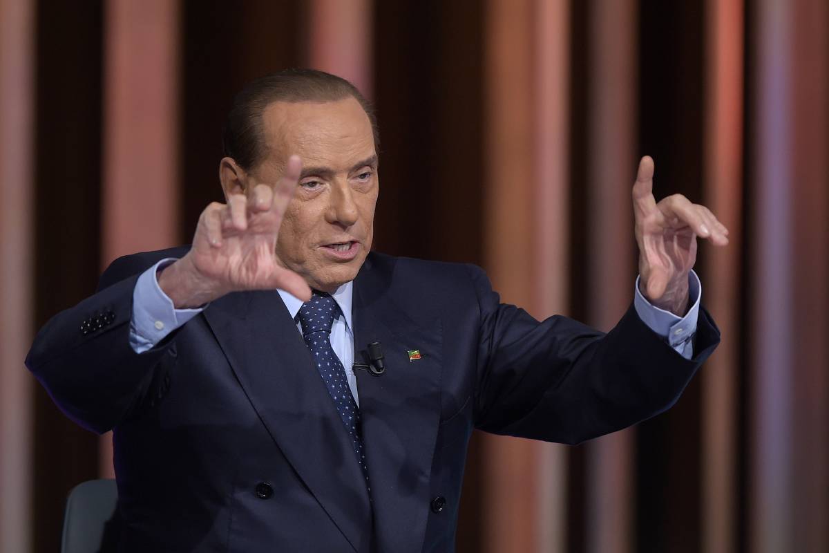 Berlusconi in tackle: "Il Milan mi fa venire il mal di stomaco"