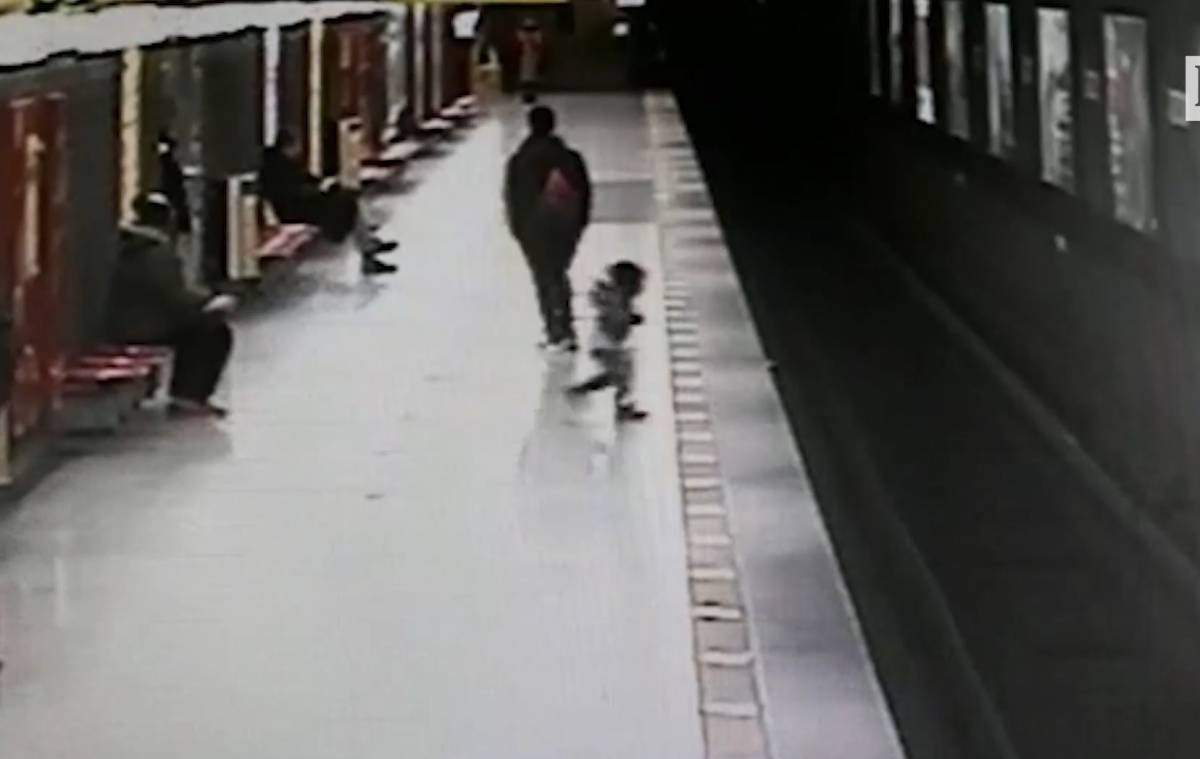 Milano, parla il ragazzo eroe della metro: "Avevo un minuto, ho salvato il bimbo"