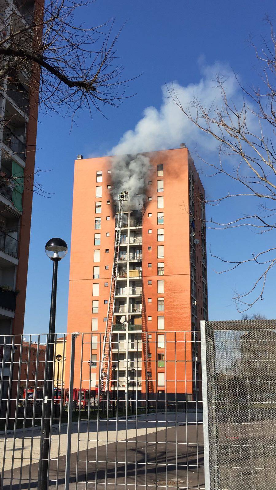 Incendio nel palazzo: ragazzino in fin di vita