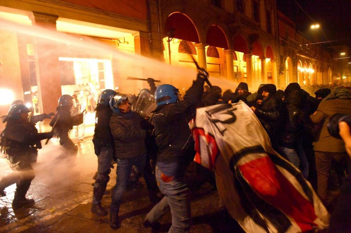 Bologna, violenza rossa Bomba carta ferisce un altro poliziotto