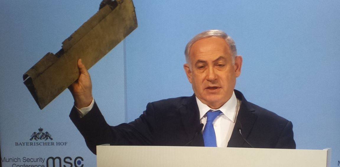 Netanyahu mostra pezzo drone: "Nessuno deve sfidare Israele"