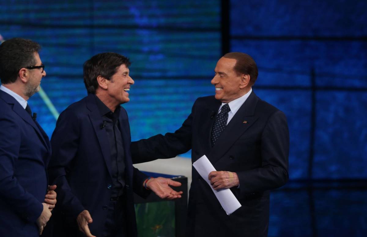 Berlusconi scherza con Morandi: "Sono più bravo io..."