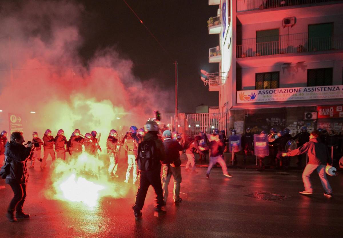 Centri sociali contro gli agenti: è guerriglia anche a Napoli