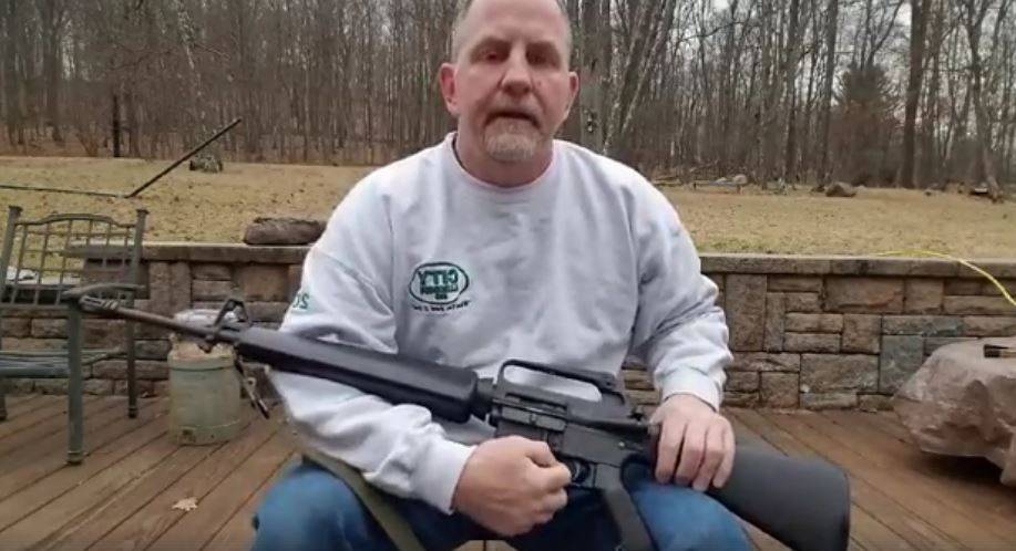 Usa, amante delle armi distrugge il suo fucile: "Una vita vale di più"