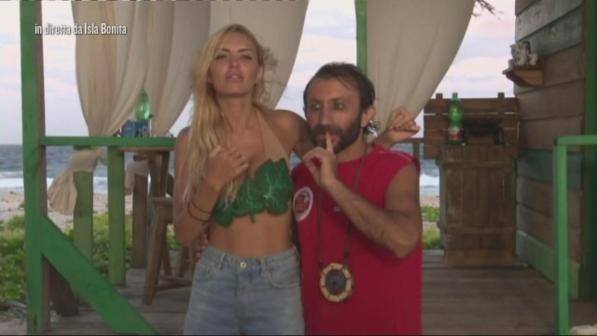 Isola dei Famosi, il fidanzato di Elena Morali: "Non sono tranquillo nel vederla con Simone"