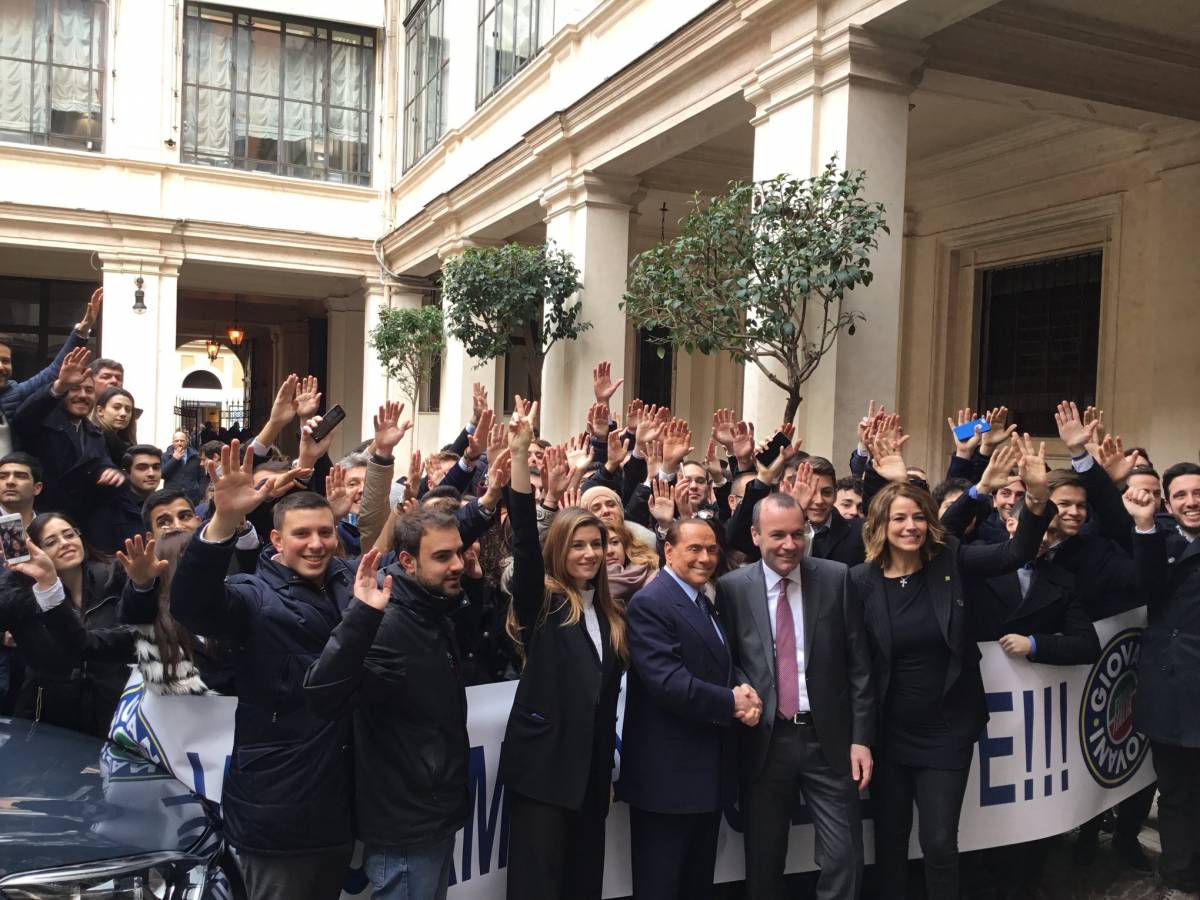 I giovani festeggiano Berlusconi, il Cav: "Brunetta all'Economia"