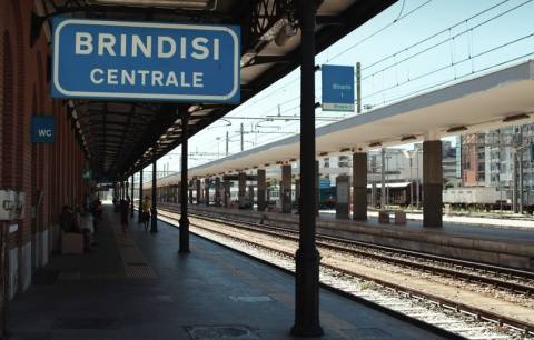 Orrore alla stazione di Brindisi: pakistani stuprano un ragazzo