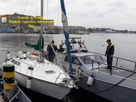 Brindisi, migranti kossovari fermati a bordo di un veliero di 9 metri