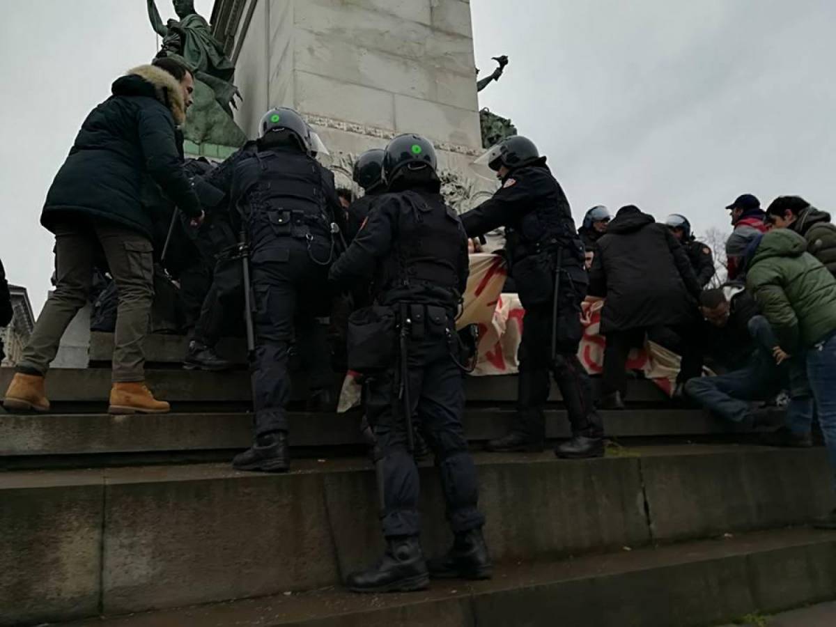Antifascisti in piazza a Milano: scontro con polizia e contusi