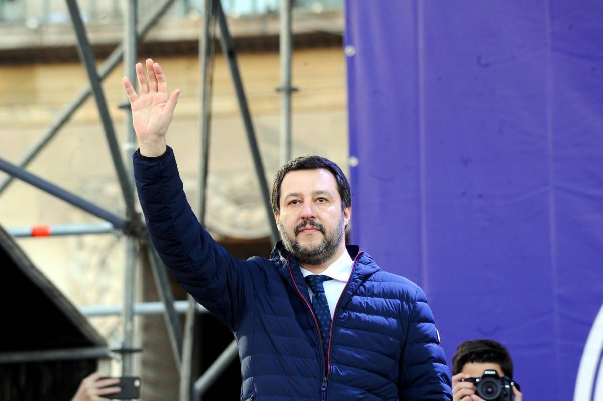 Salvini giura da premier (con il rosario in mano): "Noi in pace, loro rabbiosi"