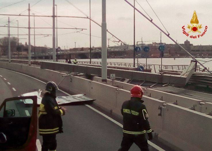 Tragedia sfiorata a Venezia: crolla un pilone del Ponte della Libertà