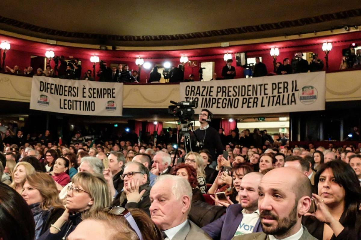 Bagno di folla per Berlusconi al Teatro Manzoni di Milano