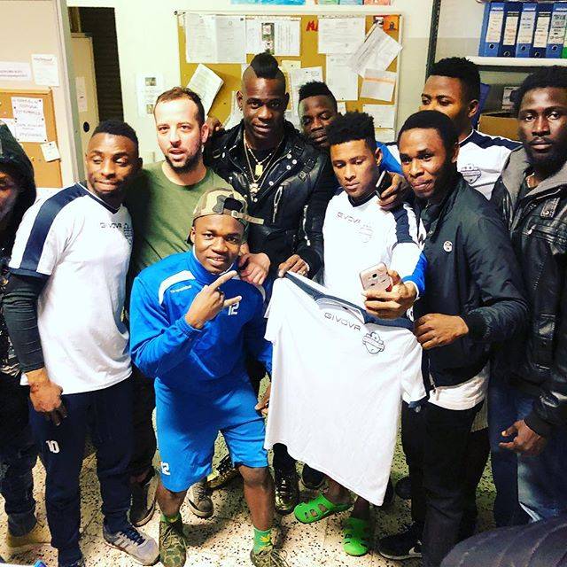 Balotelli in visita al centro profughi di Brescia: "Stop al razzismo"