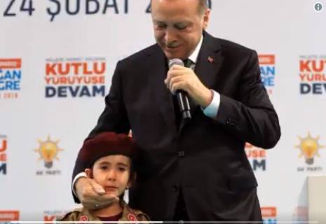 Il sultano Erdogan fa piangere la bimba «Sarai una martire»