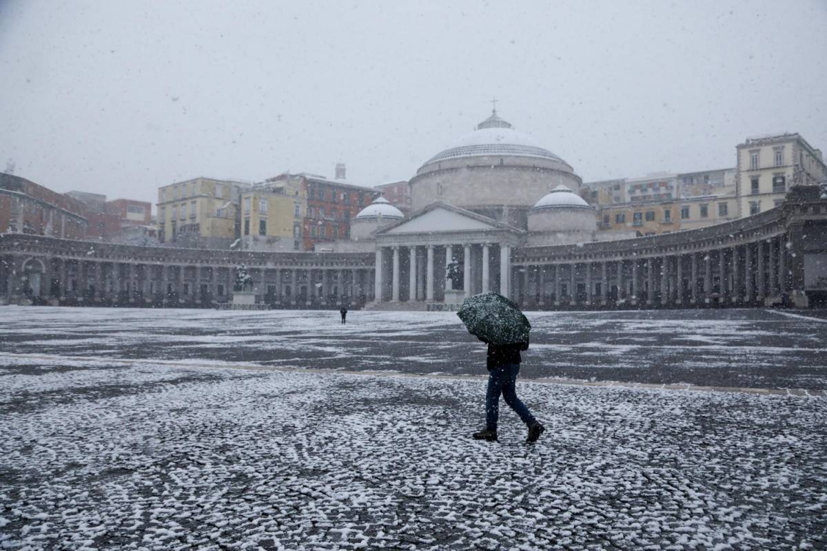 La neve blocca Napoli. Ancora disagi sui treni e gelo fino a venerdì