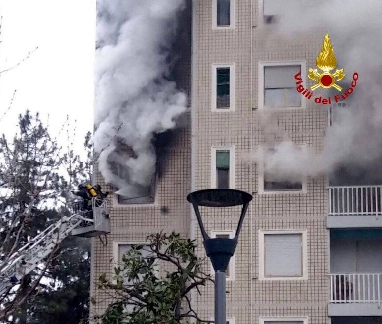 Incendio in un palazzo di 14 piani a Milano