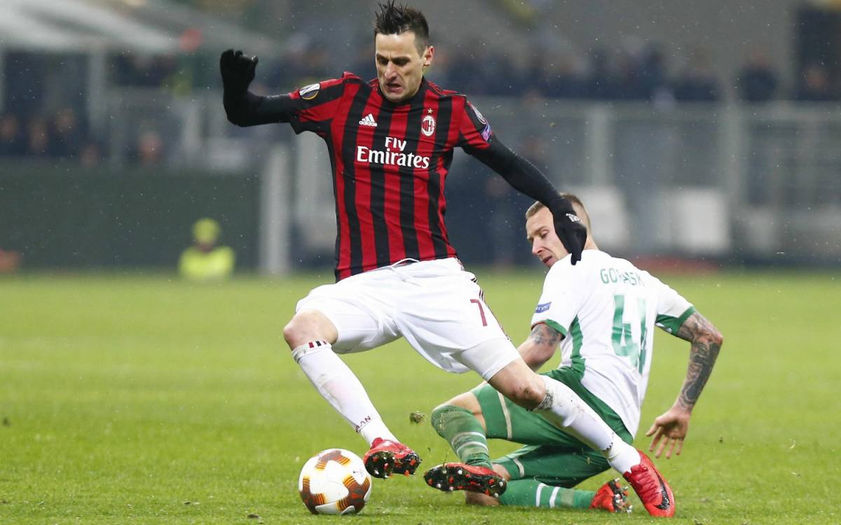 I tifosi del Milan contro Kalinic: "Non sei degno della maglia numero 7 che fu di Sheva"
