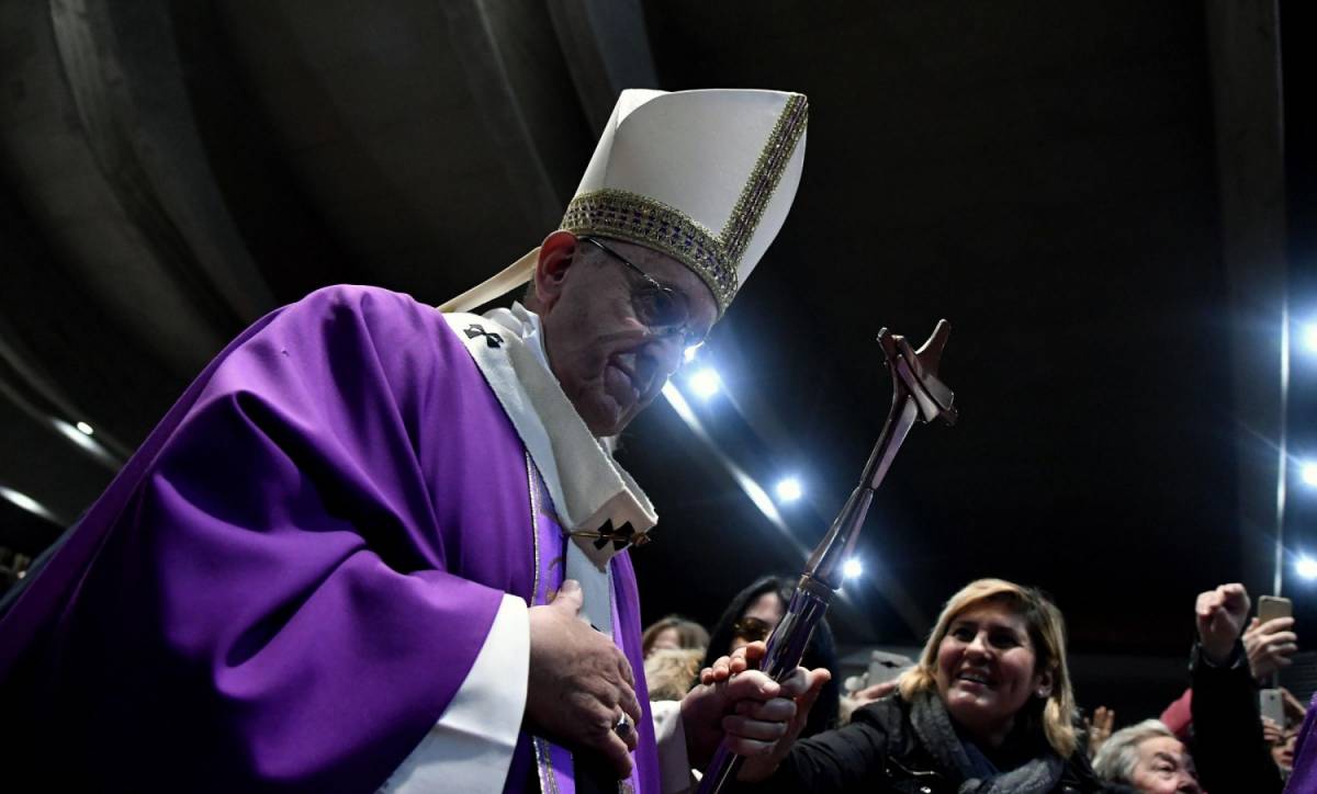 La rivelazione del Papa: "Un'infermiera mi ha salvato la vita"