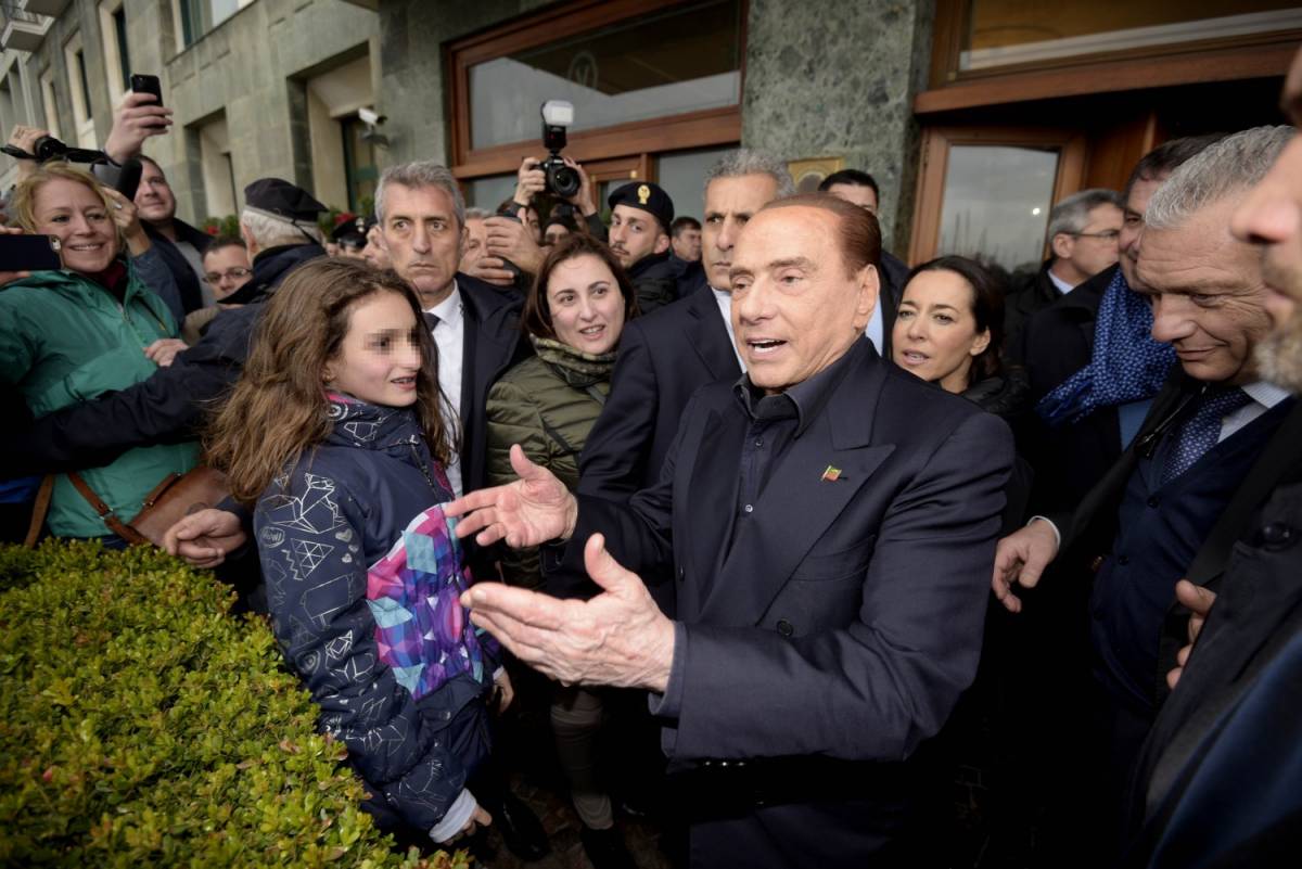 Napoli acclama Berlusconi: "Basta tasse, ora salvaci tu"