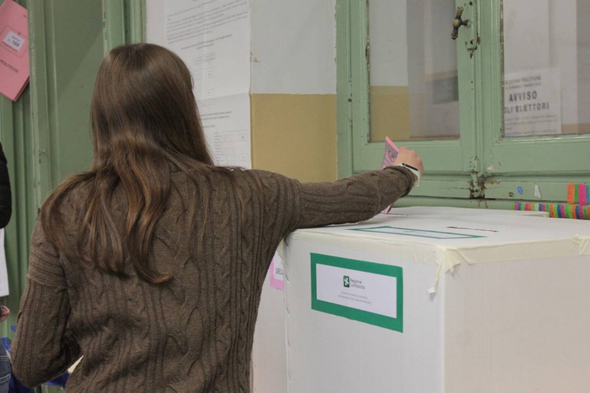 Napoli, lite al seggio e voto sospeso: scrutatrice strappa il registro