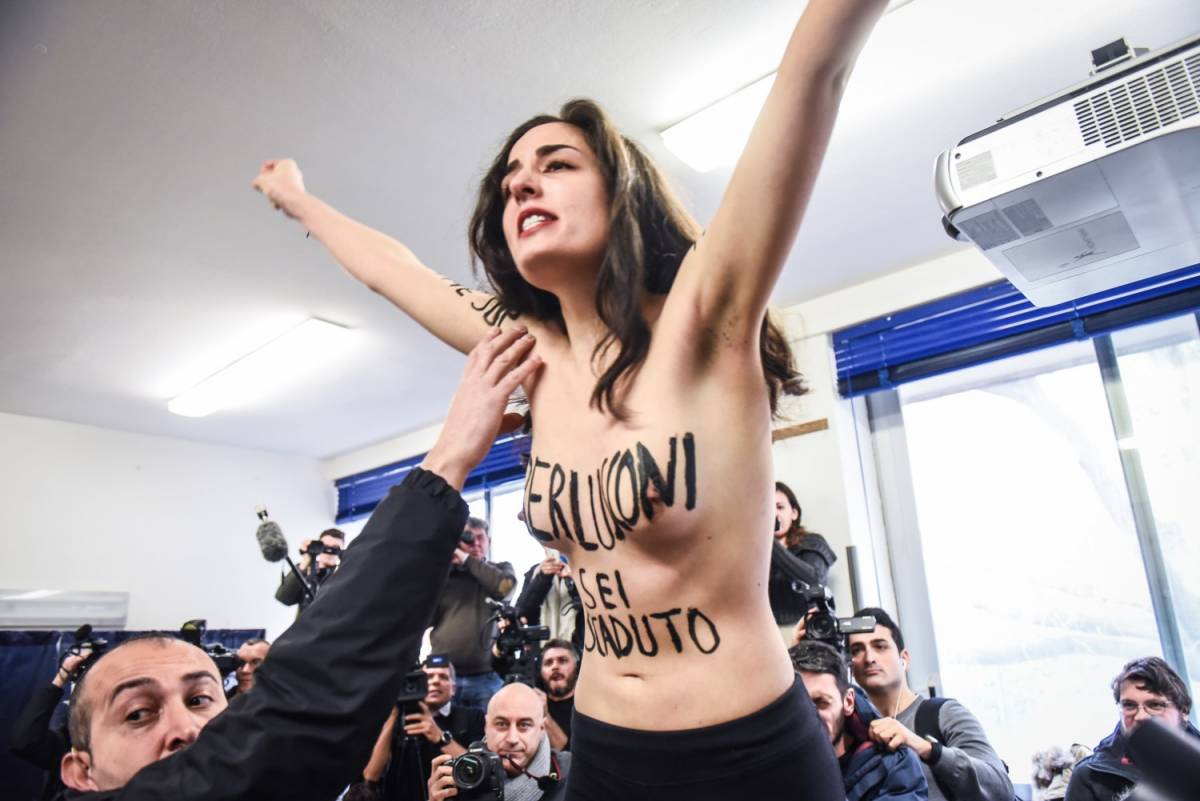 Chi è l'attivista che ha contestato Berlusconi