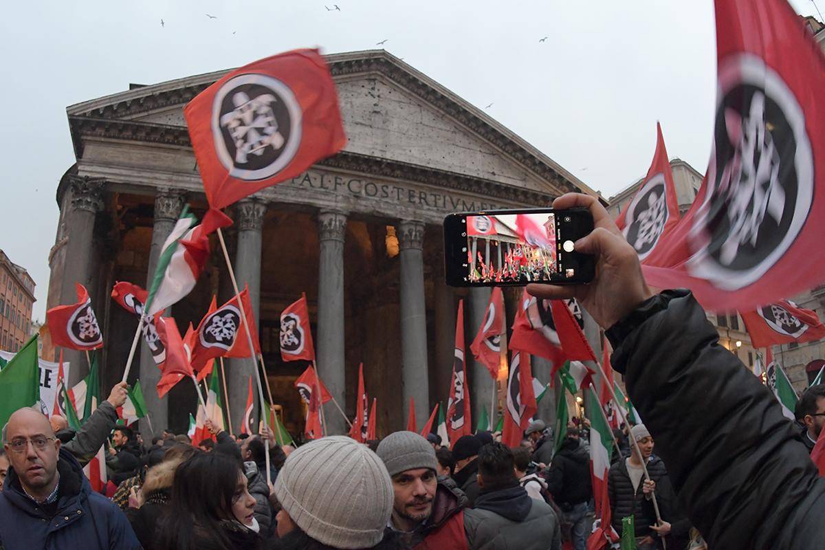 Ora la sinistra provoca Salvini: "Sgombera anche la sede di CasaPound"