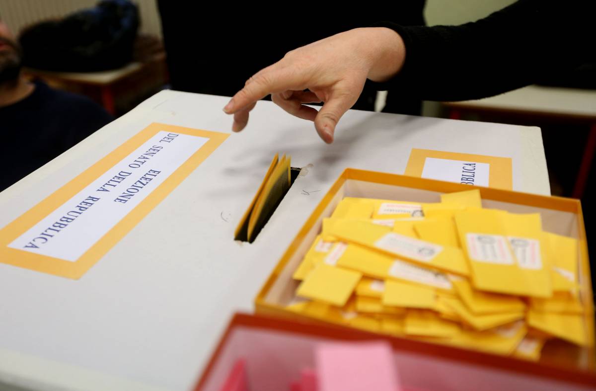 Irregolarità e schede aperte: tante ombre sul voto all'estero