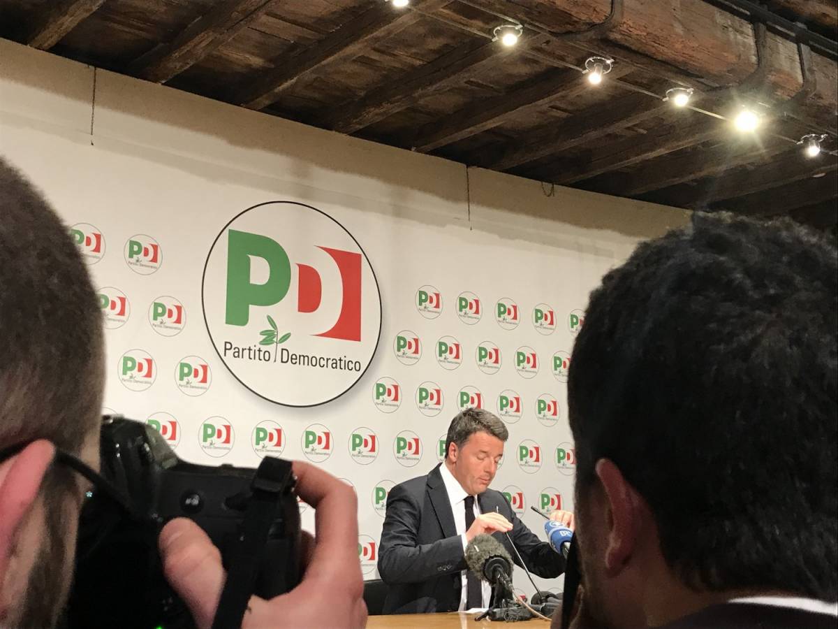 Renzi lascia la segreteria Pd (ma per finta). E si vendica dei 5 Stelle