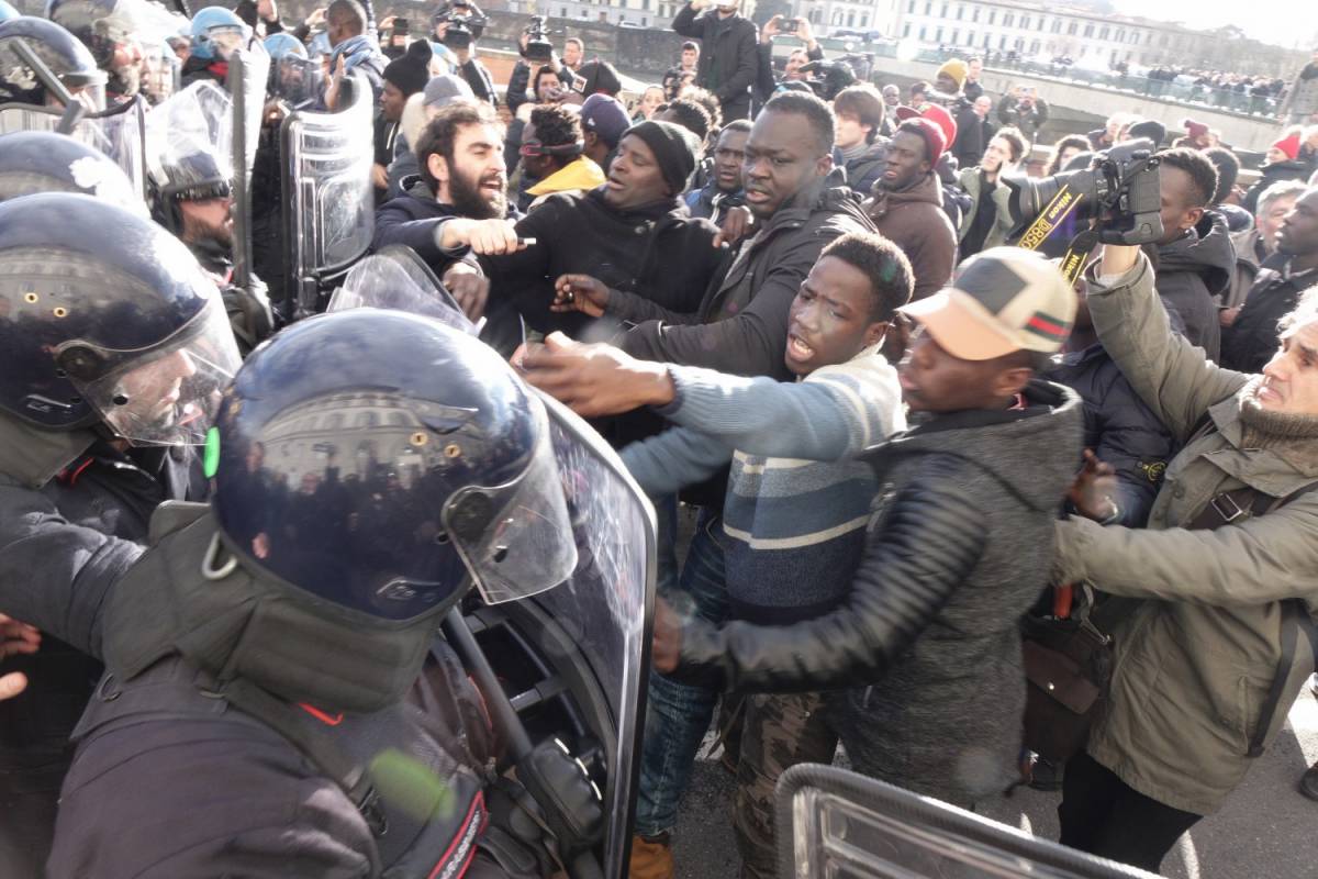 Rivolta dei senegalesi a Firenze. Spinte, insulti e sputi al sindaco