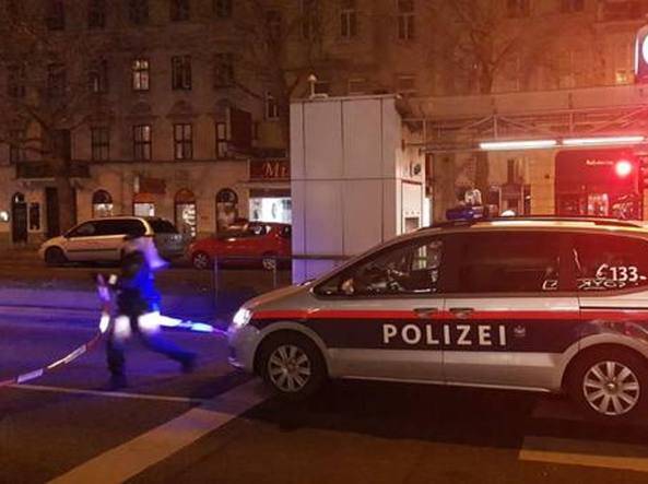 Attacco col coltello a Vienna: tre feriti gravi, caccia all'uomo