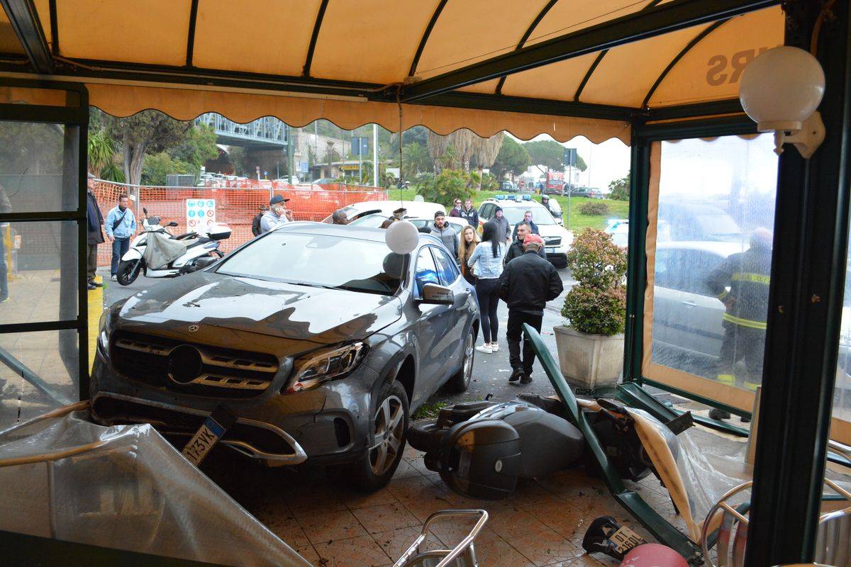 Tragedia sfiorata a Ventimiglia: auto sfonda il dehor di un bar