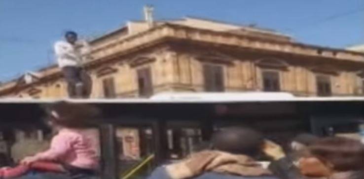 Immigrato "sequestra" un bus ​e blocca il traffico a Palermo