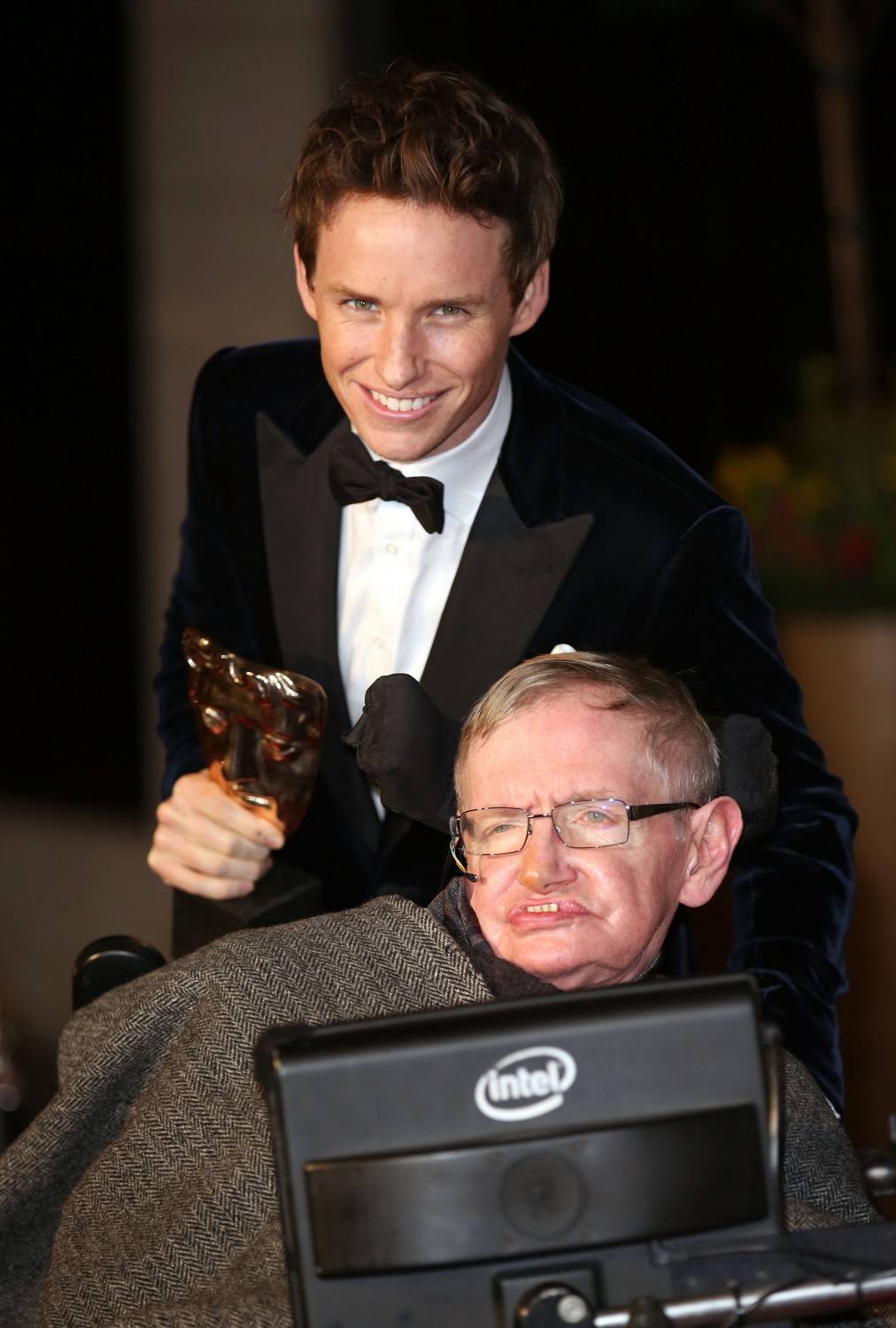 Hawking, la vita dell'astrofisico in dieci date