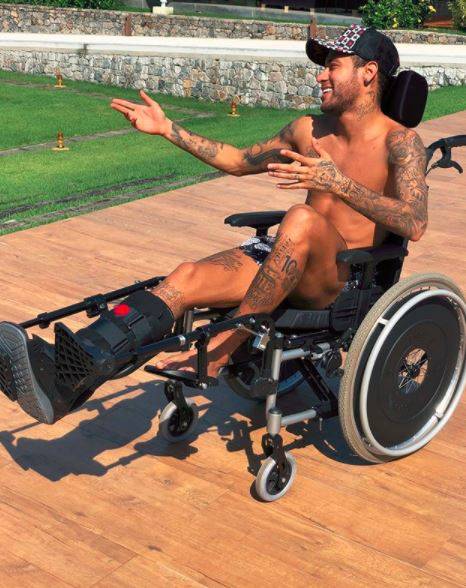 Neymar in sedia a rotelle cita Hawking. E i followers si infuriano: "È disgustoso"