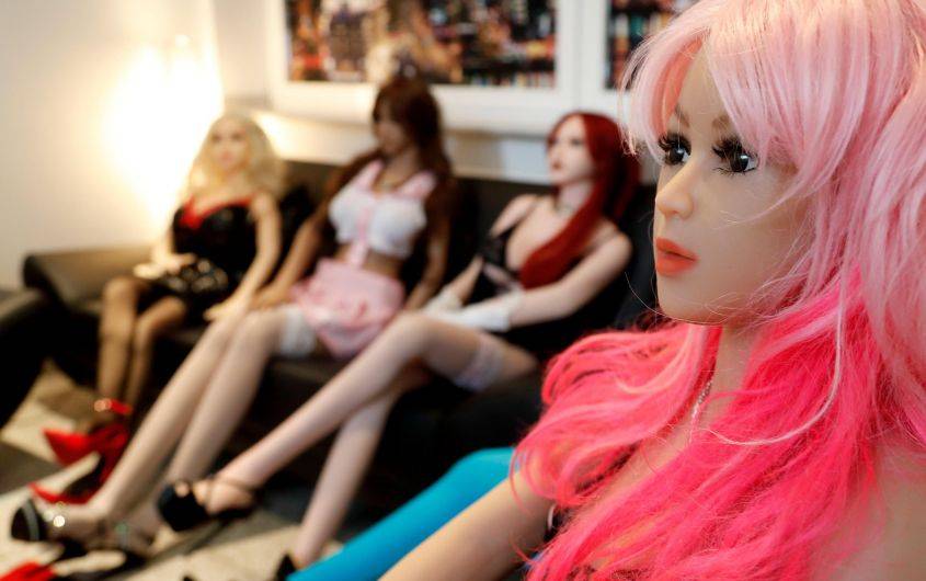 Torino, la polizia chiude la casa d’appuntamento delle bambole sexy