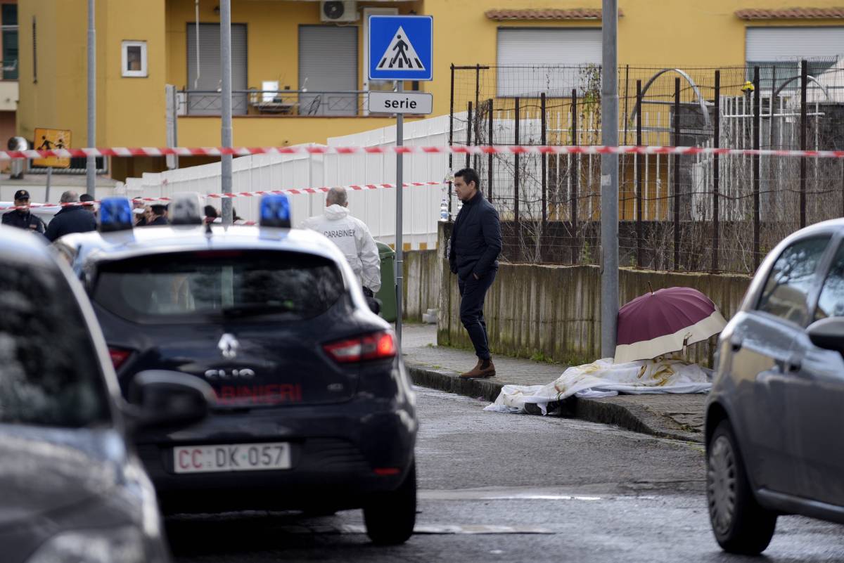 Napoli, donna uccisa davanti scuola: aveva accompagnato i figli