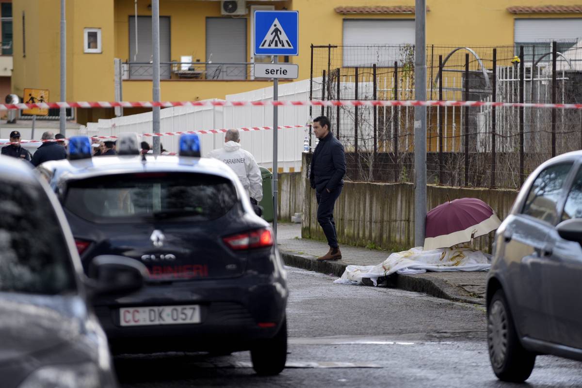 Lei accompagna la figlia Il marito spara e la uccide sul cancello della scuola