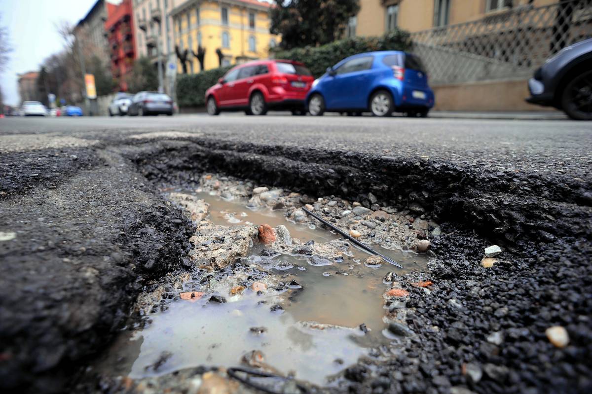 Roma, il super asfalto della Raggi ha già perso i pezzi