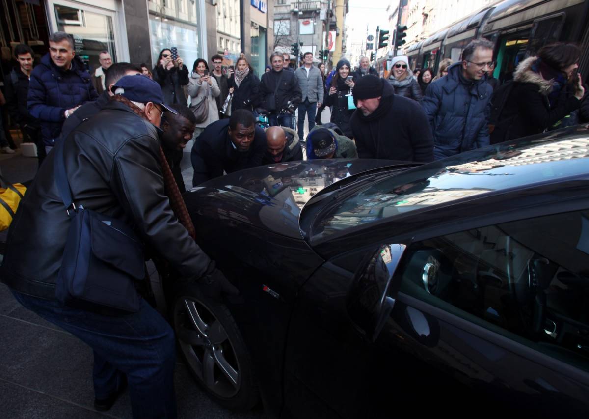 Milano, auto in sosta selvaggia: la folla la sposta di peso dai binari
