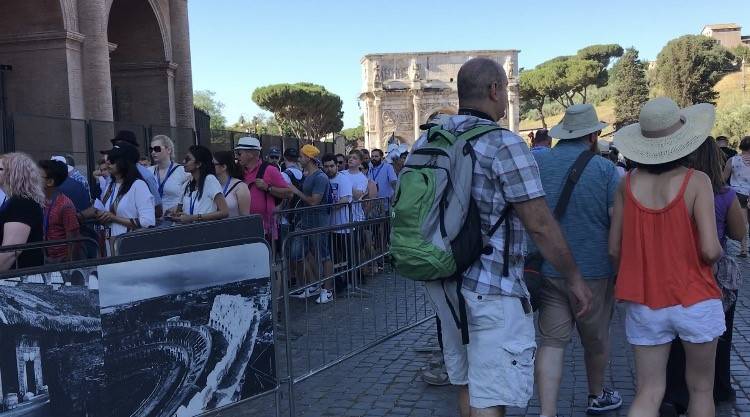 Roma, turisti truffati: biglietti Atac venduti per entrare al Colosseo